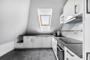 Frigorífico, microondas, horno y placa de cocina