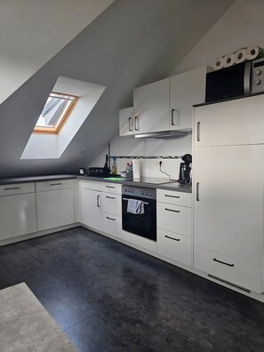 Een koelkast, een magnetron, een oven, een kookplaat