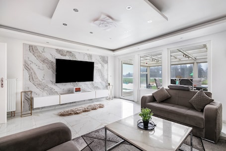TV. Holiday Home with Conservatory, Large Garden and Wi-Fi