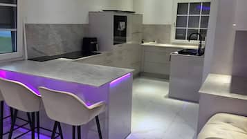 Refrigerador, microondas, horno, placa de cocina