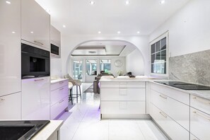 Jääkaappi, mikroaaltouuni, uuni, liesi