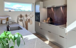 Jääkaappi, astianpesukone, kahvin-/teenkeitin