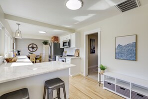 Geladeira, micro-ondas, cooktop, lava-louças