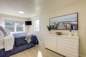 4 bedrooms, desk, iron/ironing board, travel cot - Walk to Dtwn Camas! Updated Home w/ Game Room (Camas)