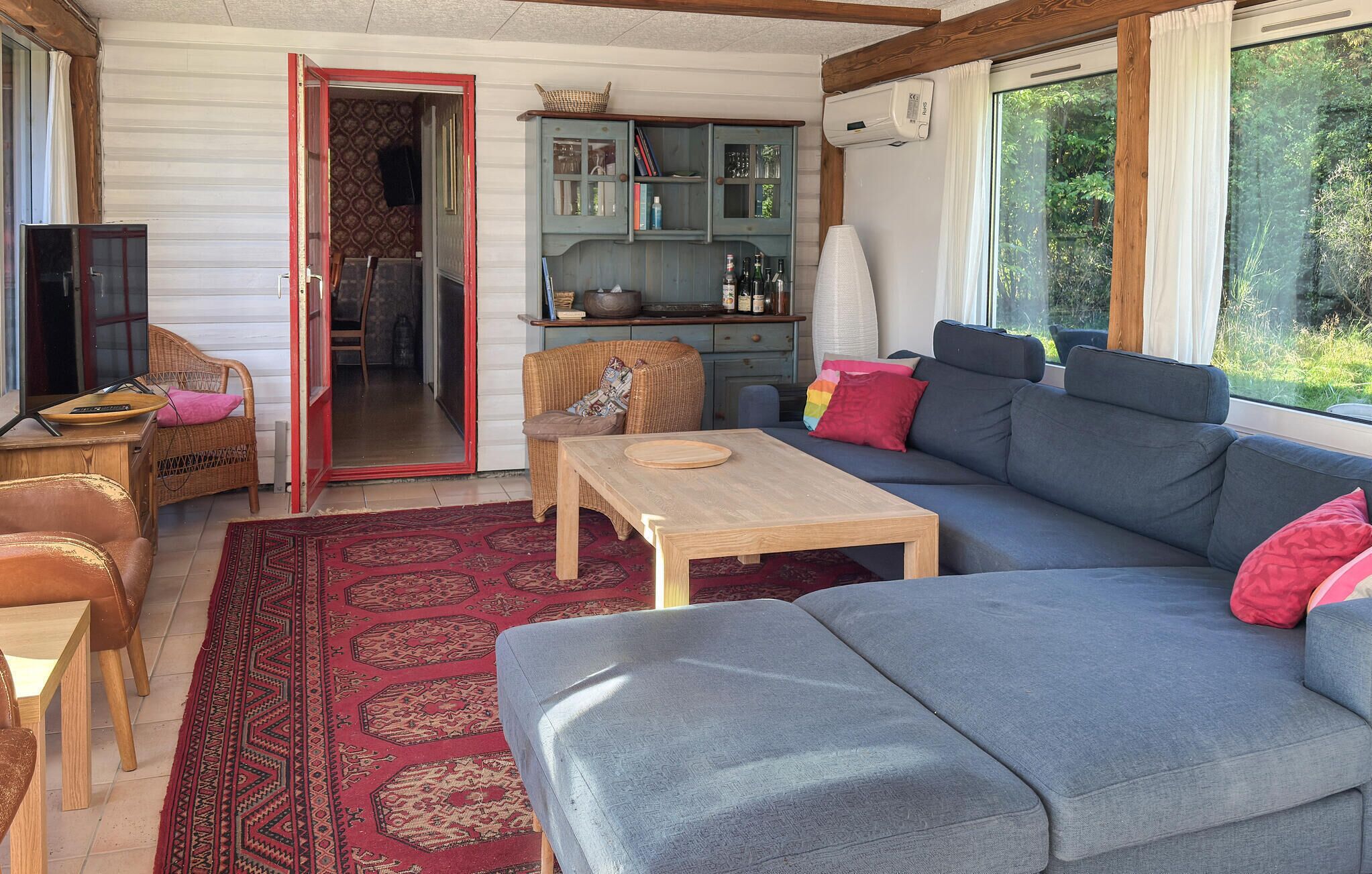 Fernseher, Kamin, Tischtennisplatte