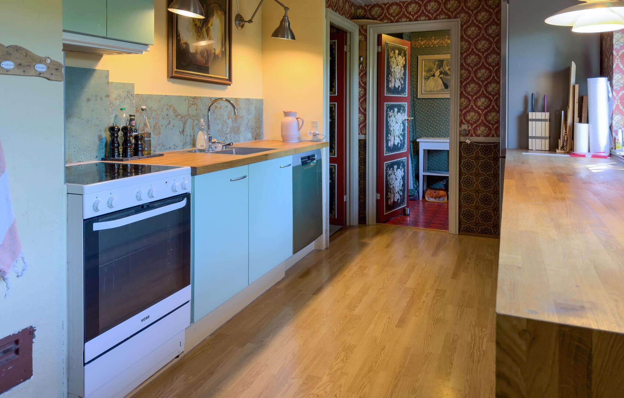 Refrigerador, parrilla de estufa, lavavajillas y cafetera y tetera 