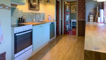 Refrigerador, parrilla de estufa, lavavajillas y cafetera y tetera