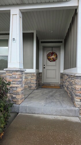 Amazing spacious 5 bd 3.5 bth, Sleeps 15, Game Room, Pool Table, Outdoor space