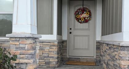 Amazing spacious 5 bd 3.5 bth, Sleeps 15, Game Room, Pool Table, Outdoor space