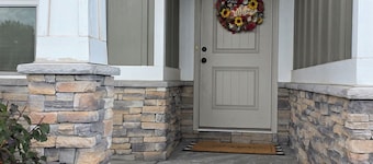 Amazing spacious 5 bd 3.5 bth, Sleeps 15, Game Room, Pool Table, Outdoor space