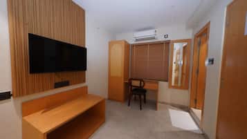 Eenvoudige tweepersoonskamer | Een bureau, een laptopwerkplek, geluiddichte muren