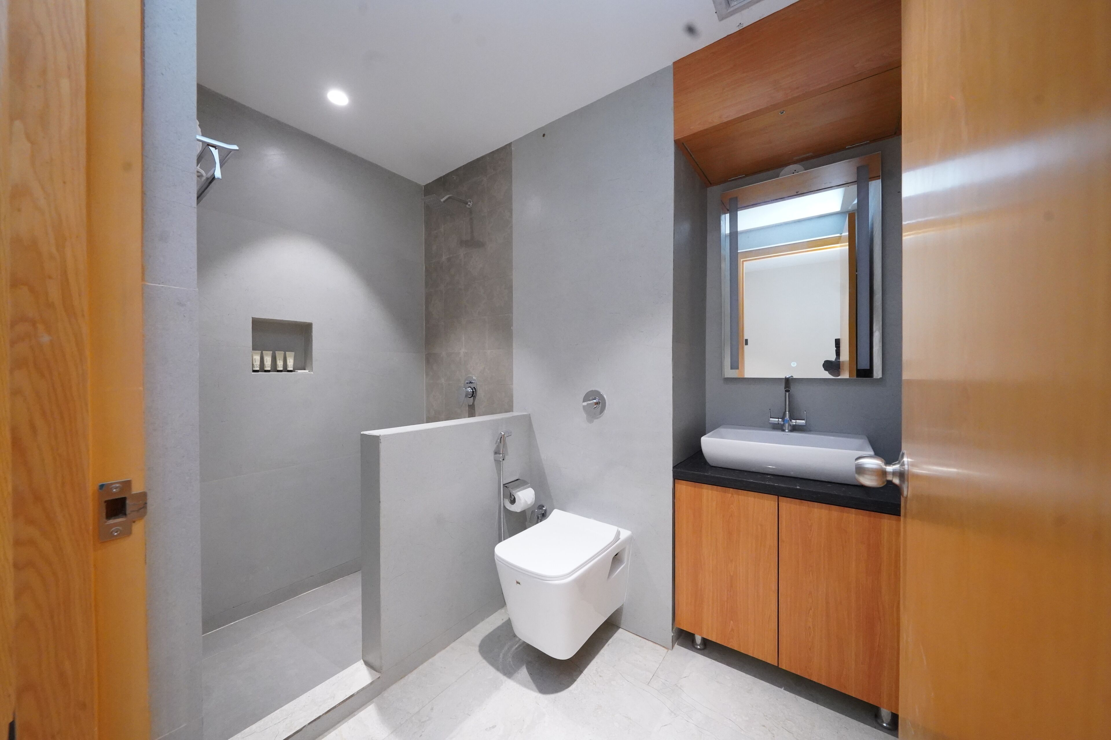 XL Room | Bathroom | Towels, soap, shampoo, toilet paper