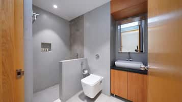 XL Room | Bathroom | Towels, soap, shampoo, toilet paper