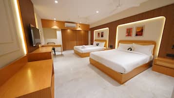 Twin Room | Desk, laptop workspace, soundproofing, iron/ironing board