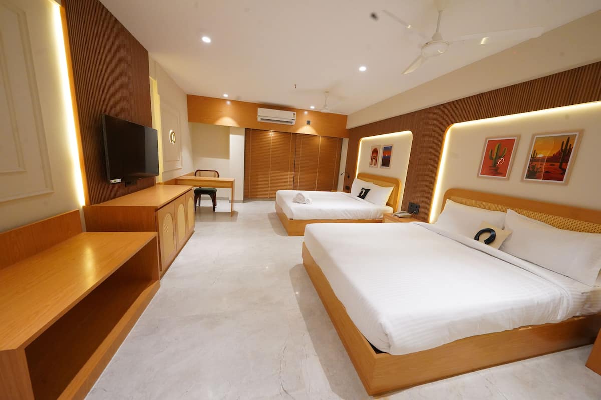 Skrivbord, arbetsyta för laptop, ljudisolering och strykjärn/strykbräda