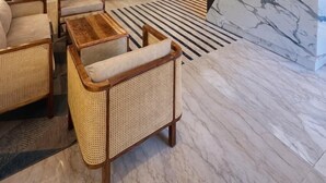Un moderno vestíbulo de hotel con mostrador de recepción, zona de estar e iluminación decorativa.