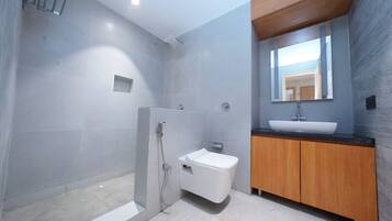 Twin Room | Bathroom | Towels, soap, shampoo, toilet paper