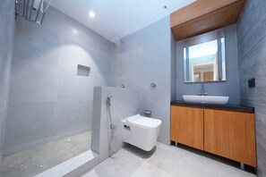 Twin Room | Bathroom | Towels, soap, shampoo, toilet paper