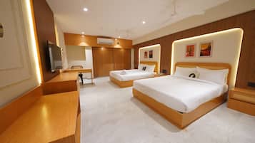 Twin Room | Desk, laptop workspace, soundproofing, iron/ironing board