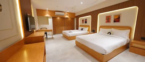 Twin Room | Desk, laptop workspace, soundproofing, iron/ironing board