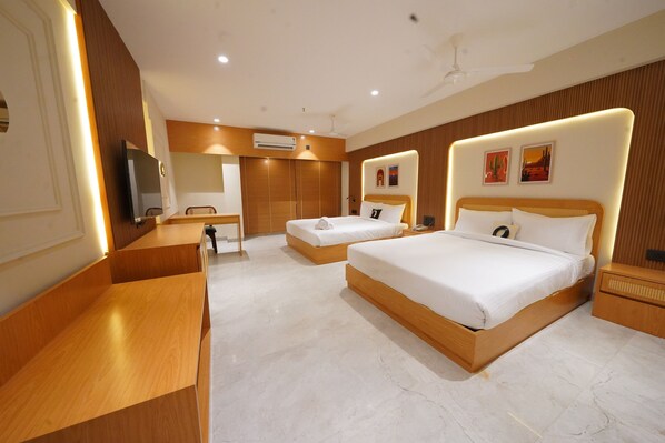 Twin Room | Desk, laptop workspace, soundproofing, iron/ironing board