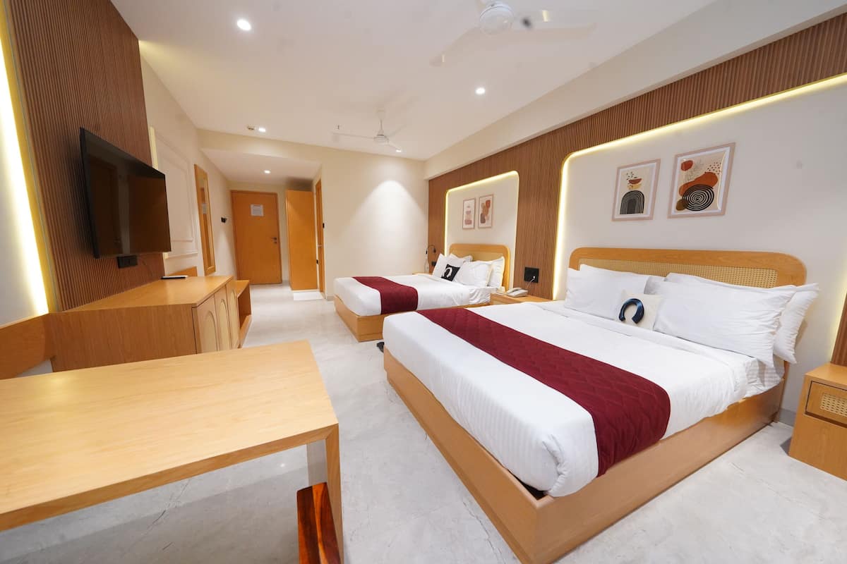 Royal Twin Room | Desk, laptop workspace, soundproofing, iron/ironing board