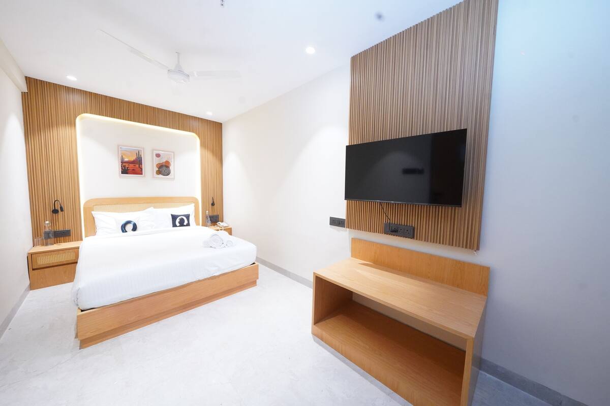 M Room | Desk, laptop workspace, soundproofing, iron/ironing board