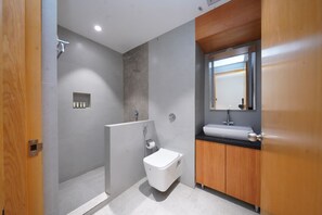 Towels, soap, shampoo, toilet paper