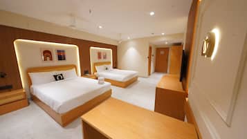 Twin Room | Desk, laptop workspace, soundproofing, iron/ironing board