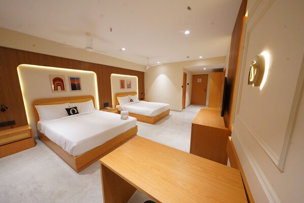 Twin Room | Desk, laptop workspace, soundproofing, iron/ironing board