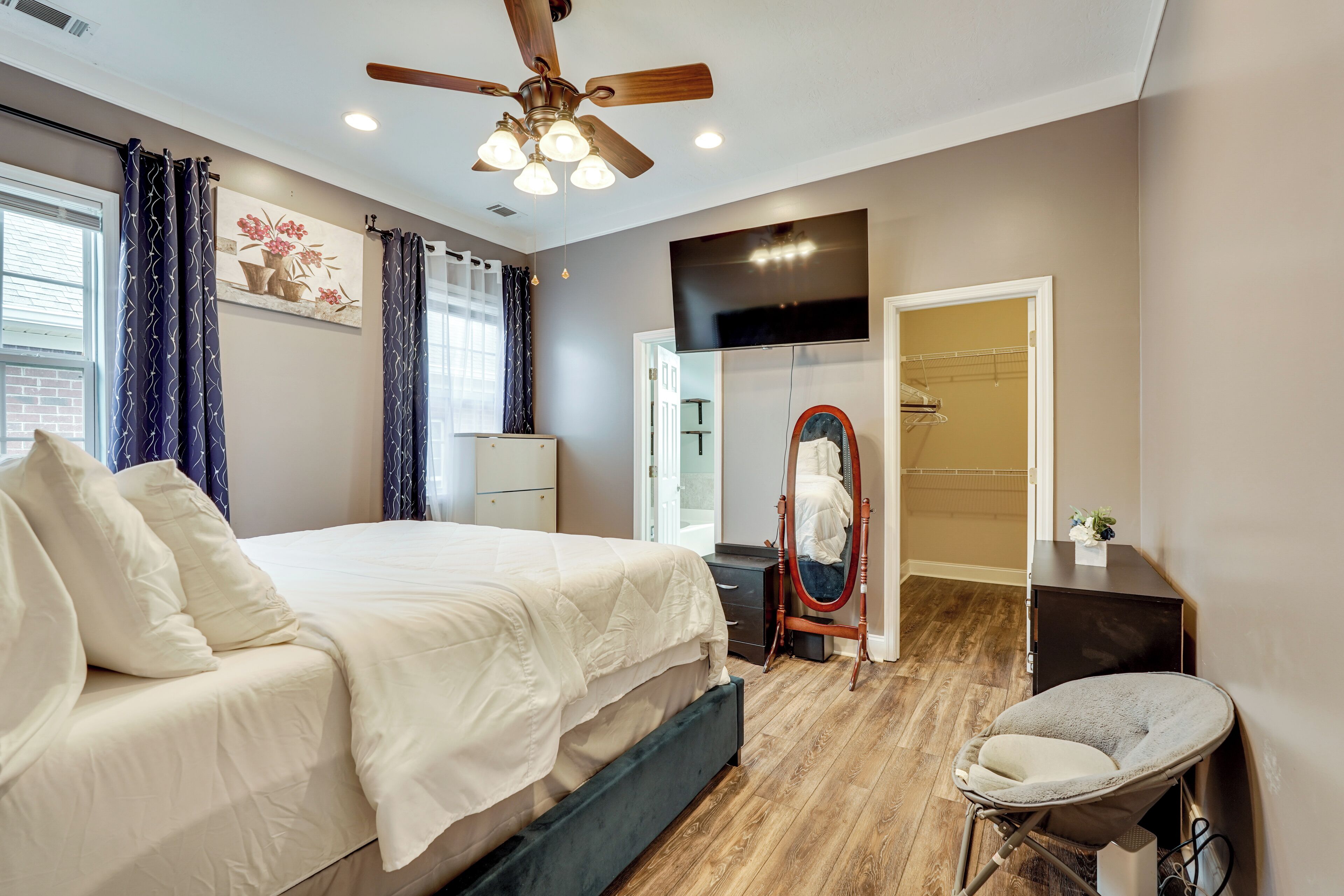 4 bedrooms, desk, iron/ironing board, internet