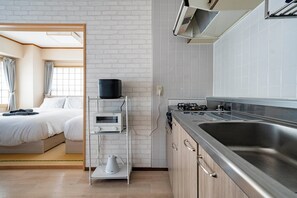 Køleskab, mikrobølgeovn, kogeplade