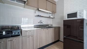 Lemari es, microwave, kompor, dan pemanggang roti