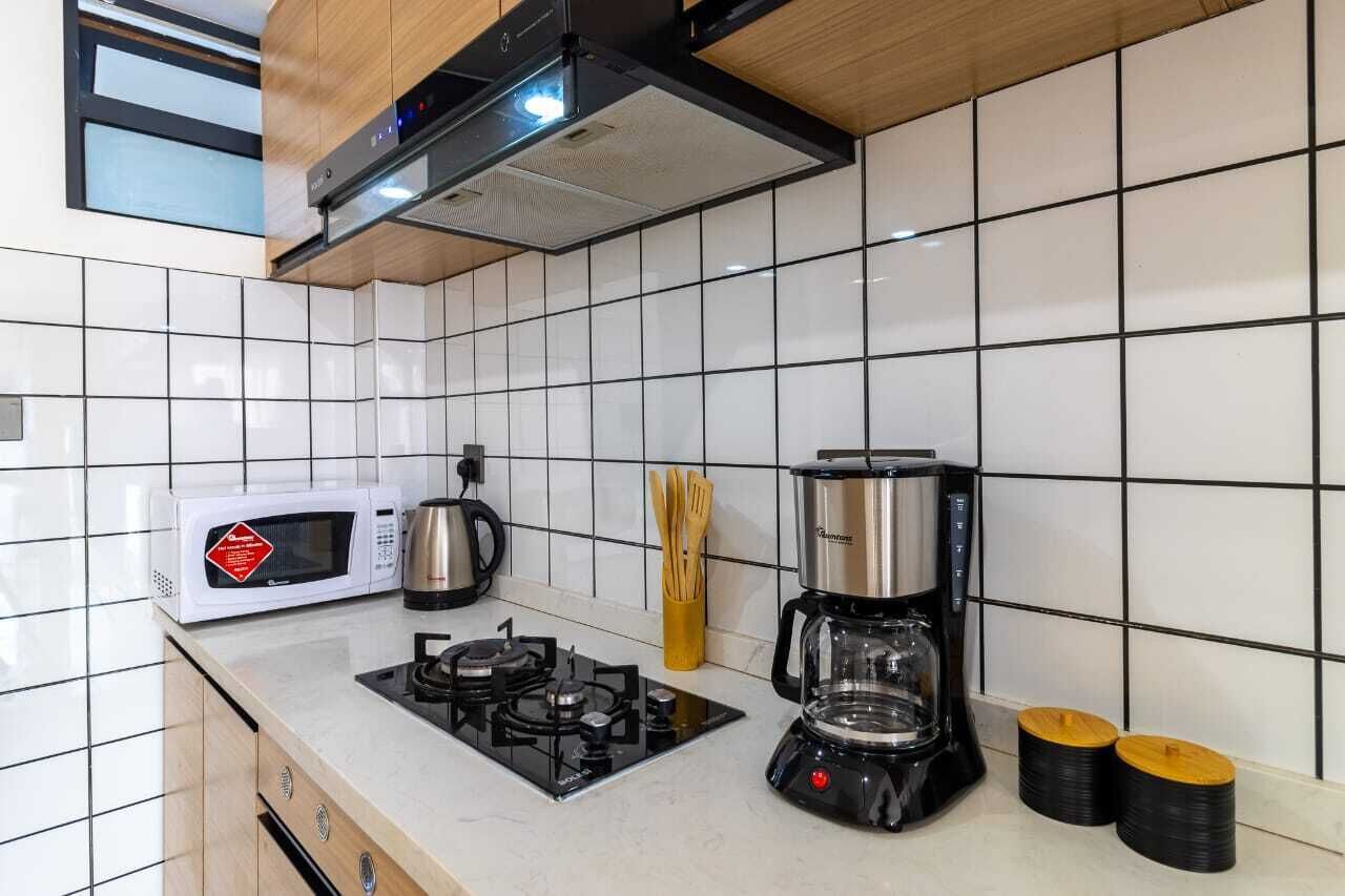 Microwave, oven, stovetop, cookware/dishes/utensils