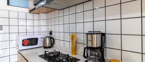 Mikrowelle, Ofen, Herdplatte, Kochgeschirr/Geschirr/Besteck