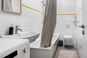 Shower, hair dryer, towels - Apartment 'Hansa Nest' with Wi-Fi (Hamburg)