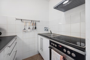 Horno, placa de cocina, cafetera o tetera y hervidor eléctrico