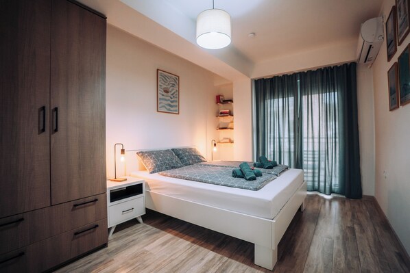 1 chambre, bureau, fer et planche à repasser, lit de bébé portatif