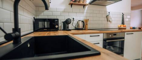 Réfrigérateur, micro-ondes, four, plaque de cuisson