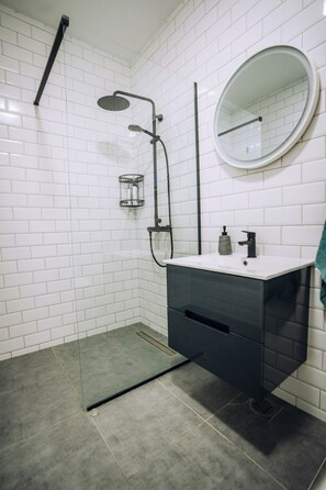 Een douche, gratis toiletartikelen, een haardroger, pantoffels