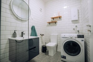 Een douche, gratis toiletartikelen, een haardroger, pantoffels