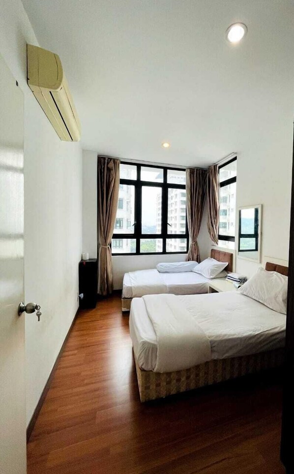 Superior Apartment, Lake View | Premium bedding, memory foam beds, bed sheets, wheelchair access