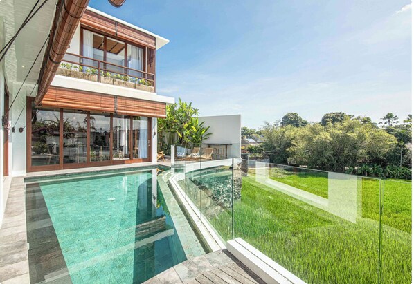 Villa (5 Bedrooms) | Front of property