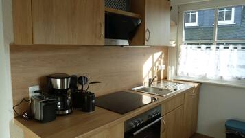 KĂŒhlschrank, Mikrowelle, Ofen, Herdplatte