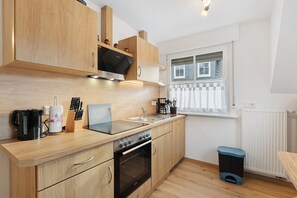 Fridge, microwave, oven, stovetop - Apartment 'Klose' with Private Terrace, Balcony and Wi-Fi (Schmallenberg)