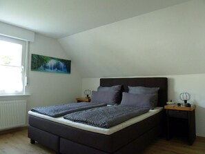 2 dormitoris, planxa i posts de planxar, wifi i roba de llit