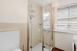 Dusche, Haartrockner, Handtücher