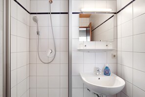 Shower, hair dryer, towels - Apartment 'Zimmer 31' (Nürtingen)