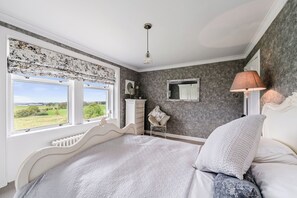 5 Schlafzimmer, Zimmersafe, Schreibtisch, Bügeleisen/Bügelbrett