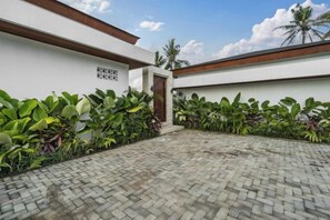 Unclassified image, 4 of 17, button - Villa Maxime by BaliSuperHost (Bali)